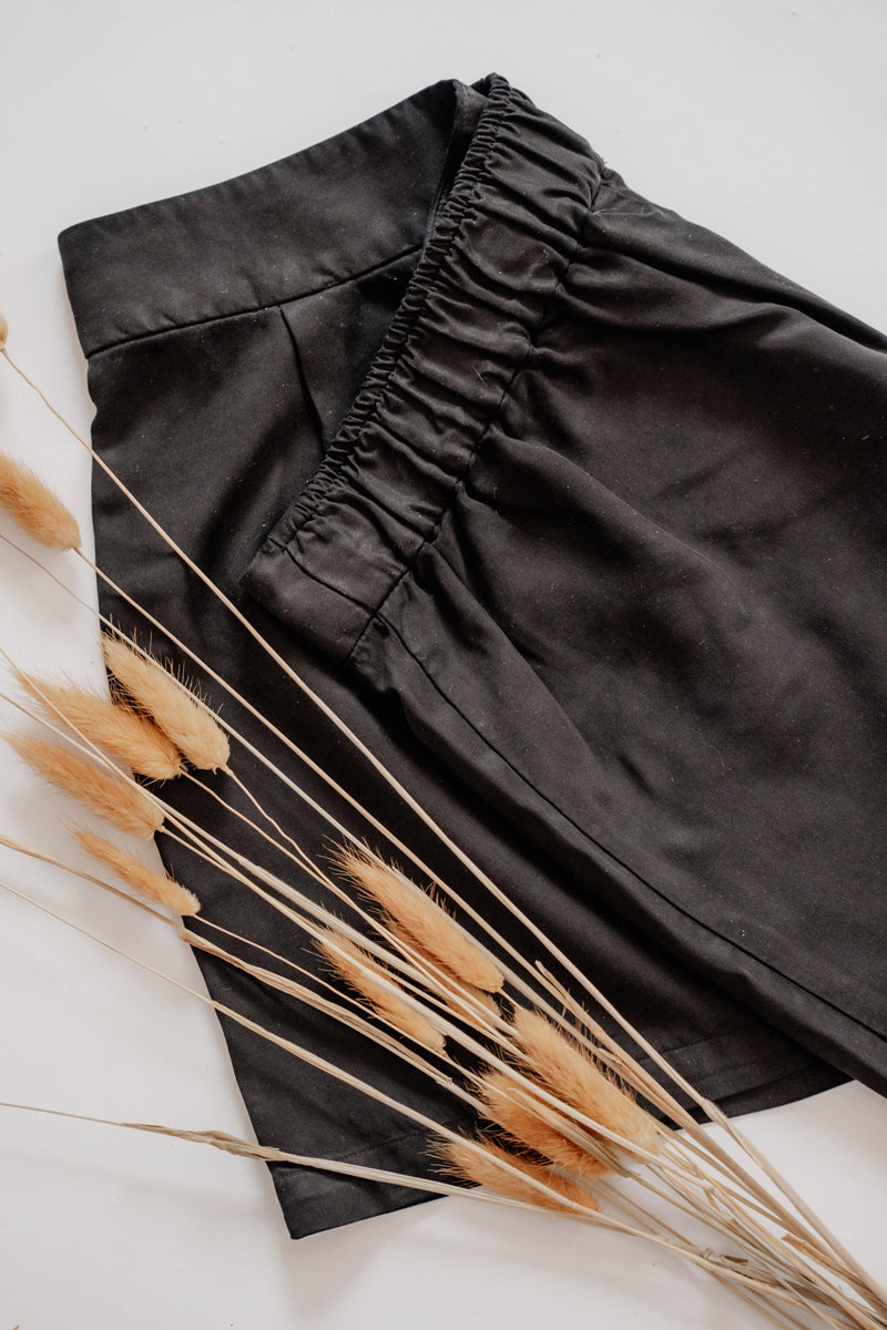 LIA shorts made of Tencel - black